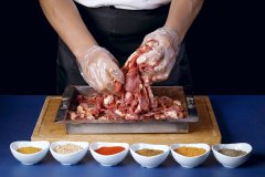 僅100個位，月均營收卻超百萬的中式現拌烤肉店是如何設計出來的？